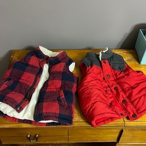 A lot of two puffer vest 4t old navy and Carter